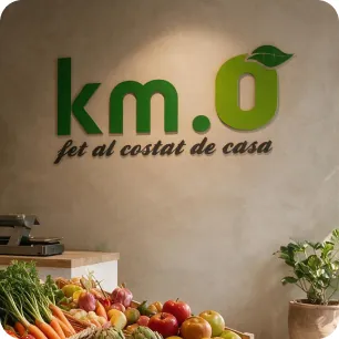Logotip de Km.0 a la paret d’una botiga